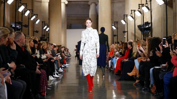 gaun Victoria Beckham di London Fashion Week