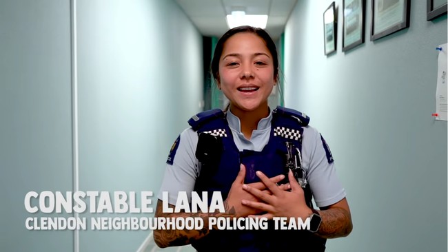 Adalah Lana Crichton, seorang petugas yang menjadi bagian dari tim kepolisian di daerah Clendon, Auckland, Selandia Baru. Muncul dalam vlog Auckland Police TV, sosok Lana langsung mencuri perhatian terutama para pria. Foto: YouTube Auckland Police TV