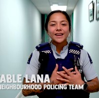Adalah Lana Crichton, seorang petugas yang menjadi bagian dari tim kepolisian di daerah Clendon, Auckland, Selandia Baru. Muncul dalam vlog Auckland Police TV, sosok Lana langsung mencuri perhatian terutama para pria. Foto: YouTube Auckland Police TV