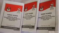 Surat suara yang telah diperiksa dan dilipat kemudian akan dikumpulkan ke dalam kardus untuk didistribusikan.