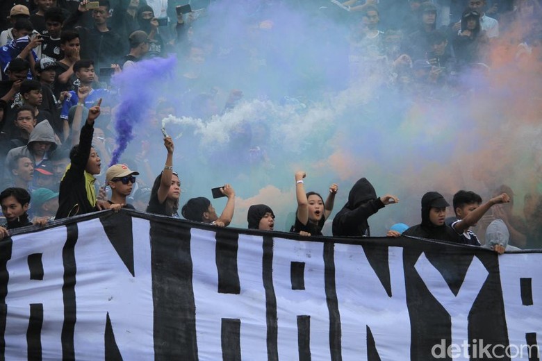 Bobotoh Unjuk Sikap Politik di Stadion, Bomber: Fokus Dukung Persib Bobotoh Unjuk Sikap Politik di Stadion, Bomber: Fokus Dukung Persib