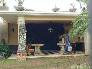 Pasca Kebakaran, Puing-puing di Rumah Ketua DPR Dibersihkan
