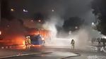 Foto: Bus TransJakarta Terbakar di Dekat Pasar Baru