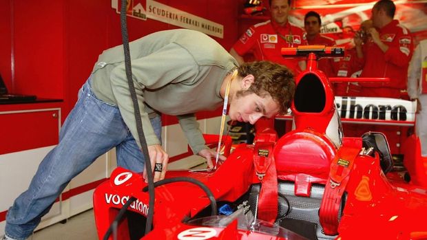MELBOURNE - MARCH 07:  Valentino Rossi of Italy and Yamaha inspects the 2004 Ferrari at the 2004 Australian Grand Prix, on March 7th, 2004 at the Albert Park Circuit in Melbourne, Australia. (Photo by Clive Rose/Getty Images)