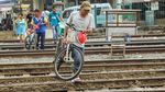 Tak Ada JPO, Warga Seberangi Rel di Jatinegara