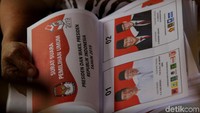 Jelang Pemilu 2019 KPU DKI Jakarta mulai melakukan pelipatan dan penyortiran surat suara di gudang logistik KPU, Jakarta Pusat, Senin (18/2/2019).