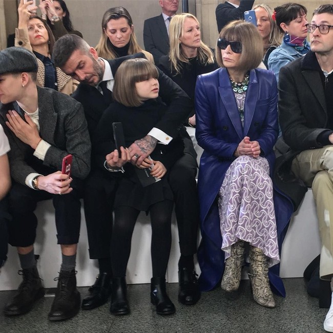 Seperti sebelumnya, peragaan koleksi terbaru Victoria Beckham di London Fashion Week baru-baru ini dihadiri oleh David dan keempat buah hati mereka. Namun, ada yang berbeda pada penampilan Harper Beckham. (Foto: Instagram)