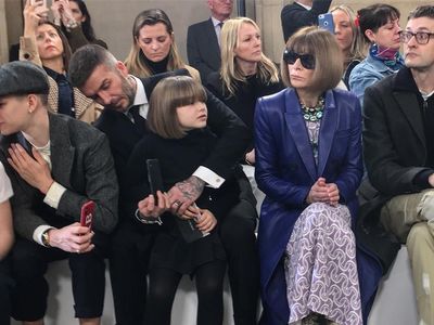 Makin Stylish, Harper Beckham Tampil Mirip Anna Wintour di Show Victoria
