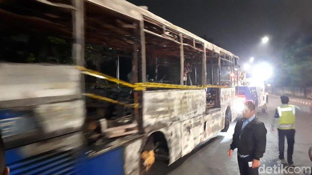 Dipasangi Garis Polisi, Bus TransJ yang Terbakar Dievakuasi
