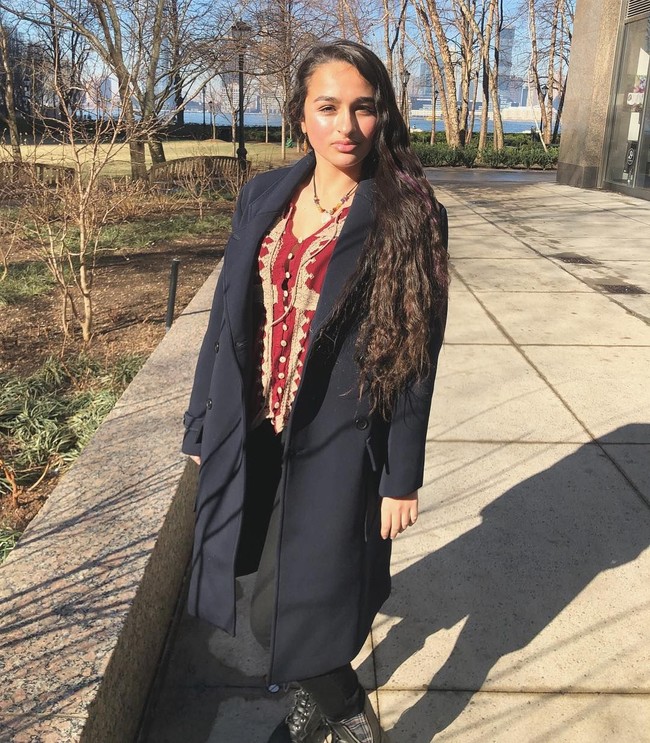 Sebelumnya Gillete, Jazz Jennings pernah menjadi bintang iklan produk wanita lain yakni Clean & Clear. Foto: Instagram @jazzjennings_