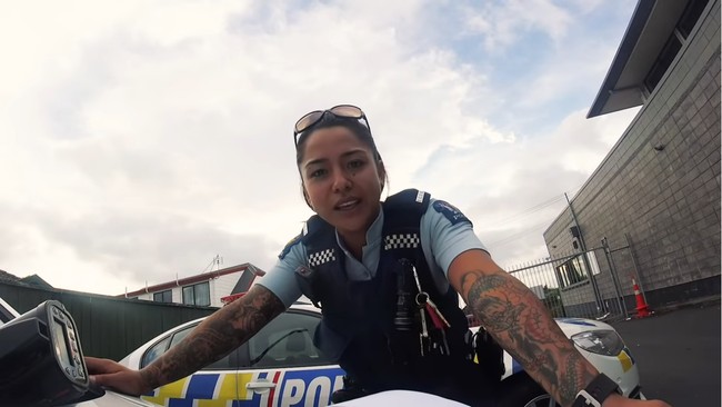 Tak hanya selebriti atau selebgram yang mengunggah video blogging atau vlog. Kepolisian Selandia Baru pun belakangan ini merilis beberapa vlog yang bintangnya adalah seorang polisi wanita bertato. Foto: YouTube Auckland Police TV
