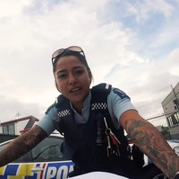 Tak hanya selebriti atau selebgram yang mengunggah video blogging atau vlog. Kepolisian Selandia Baru pun belakangan ini merilis beberapa vlog yang bintangnya adalah seorang polisi wanita bertato. Foto: YouTube Auckland Police TV
