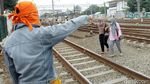 Tak Ada JPO, Warga Seberangi Rel di Jatinegara