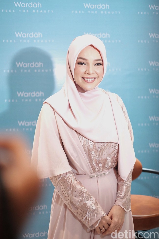 Di kesehariannya, Dewi Sandra senang memakai busana berwarna lembut dan cerah seperti merah muda hingga kuning. Jika memakai baju hitam, ia akan menambahkan sentuhan warna cerah agar tidak terlihat sendu. Foto: Silmia Putri/Wolipop