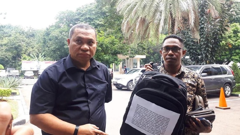 Pengacara Pemprov Papua Minta Polisi Bongkar Grup WA Penyelidik KPK Pengacara Pemprov Papua Minta Polisi Bongkar Grup WA Penyelidik KPK