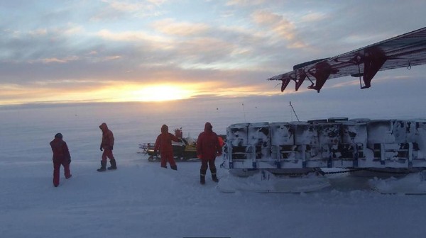 Tapi Tim Nutbeam melanjutkan perjalanan itu. Korban adalah insinyur British Antarctic Survey dan menderita pendarahan di Stasiun Penelitian Halley (BBC Future/Tim Nutbeam) Tapi Tim Nutbeam melanjutkan perjalanan itu. Korban adalah insinyur British Antarctic Survey dan menderita pendarahan di Stasiun Penelitian Halley (BBC Future/Tim Nutbeam)