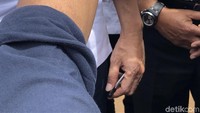 Isu mengenai pulpen ini mengemuka di media sosial. Rujukan dari isu liar ini adalah gestur Jokowi yang terlihat memencet-mencet pulpen saat berlangsungnya debat. Ini pulpen yang dibawa Jokowi hari ini. 