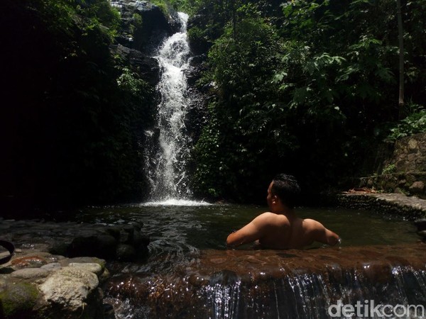 Suasana air terjun tampak asri, tak begitu besar memang, tetapi deru air yang turun, sudah cukup untuk sekadar memijat punggung (Aji Kusuma/detikTravel) Â Suasana air terjun tampak asri, tak begitu besar memang, tetapi deru air yang turun, sudah cukup untuk sekadar memijat punggung (Aji Kusuma/detikTravel) Â