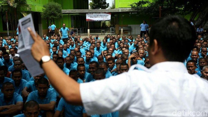 Petugas memberikan sosialisasi Pemilu pada penyandang disabilitas mental (Foto: Agung Pambudhy) Petugas memberikan sosialisasi Pemilu pada penyandang disabilitas mental (Foto: Agung Pambudhy)