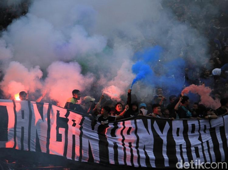 Flare dan Smoke Bomb di Si Jalak Harupat