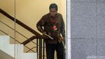 Senyum Sekjen DPR Saat Diperiksa KPK Terkait Suap Taufik Kurniawan