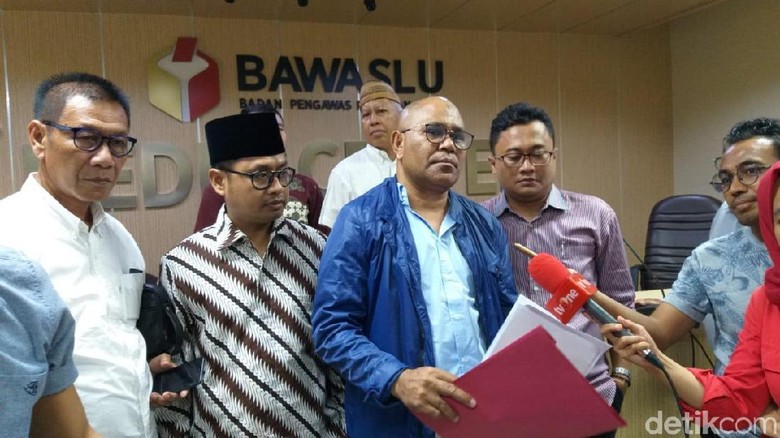 Pendukung Prabowo Laporkan Jokowi ke Bawaslu Soal Dugaan Serangan Personal Pendukung Prabowo Laporkan Jokowi ke Bawaslu Soal Dugaan Serangan Personal