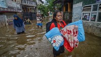 Saat musim penghujan datang, warga bantaran Sungai Citarum khususnya di wilayah Bandung Selatan kerap kali dihantui oleh banjir. Menurut warga sekitar, banjir telah ada saat mereka membangun rumah di sana.
