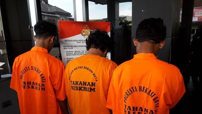Polisi Tangkap Gangster Pelaku Tawuran yang Tewaskan Remaja Bekasi Polisi Tangkap Gangster Pelaku Tawuran yang Tewaskan Remaja Bekasi