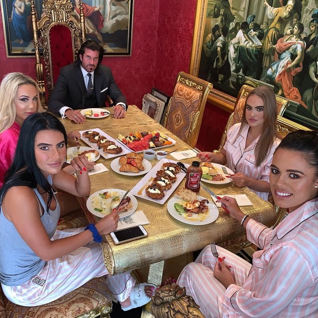 Seperti dikutip dari Elite Readers, kehidupan gila Travers kembali viral karena pada Hari Valentine kemarin dia memamerkan kebersamaannya dengan istri dan tiga selingkuhannya. Dari foto yang diunggahnya ke Instagram tampak pewaris perusahaan rokok FreeChoice itu terlihat sarapan bareng keempat wanitanya. Foto: Instagram @traversbeynonofficial