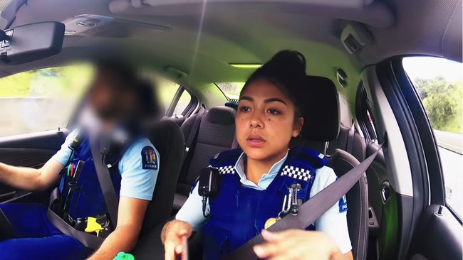 Lana memang punya penampilan yang tak biasa untuk seorang polisi yang membuatnya jadi atensi. Selain cantik, wanita tersebut juga memiliki banyak tato yang hampir memenuhi kedua bagian tangannya. Foto: YouTube Auckland Police TV