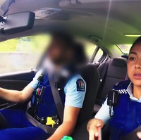 Lana memang punya penampilan yang tak biasa untuk seorang polisi yang membuatnya jadi atensi. Selain cantik, wanita tersebut juga memiliki banyak tato yang hampir memenuhi kedua bagian tangannya. Foto: YouTube Auckland Police TV