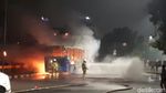 Foto: Bus TransJakarta Terbakar di Dekat Pasar Baru