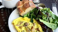 Secangkir cappuccino dan sepiring omelet plus sayuran dan roti ini ia santap di sebuah kafe di Beverly Hills. Nyam!  Foto: Instagram alexa_key