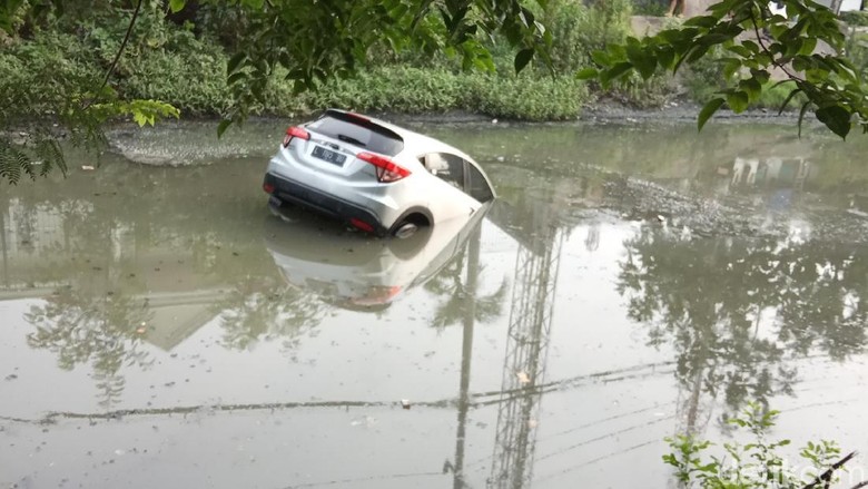 Saat Diparkir, Mobil Ini Tiba-tiba Bergerak Lalu Nyemplung Sungai Saat Diparkir, Mobil Ini Tiba-tiba Bergerak Lalu Nyemplung Sungai