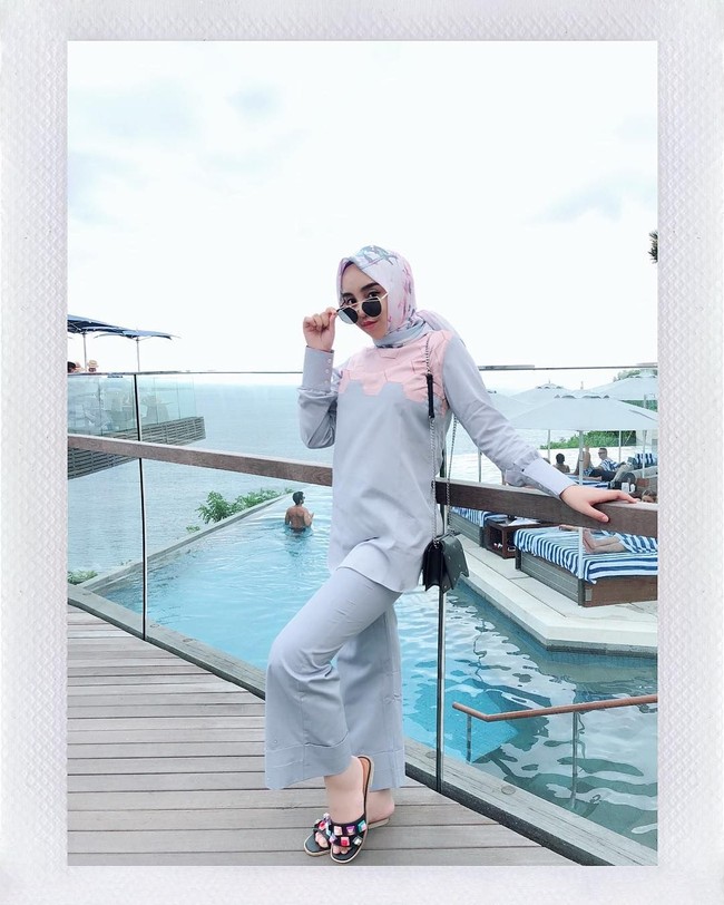 Setelah bercerai, gaya hijab Salmafina berubah. Ia memakai hijab yang lebih pendek dan tak lagi memakai gamis. Foto: Instagram/salmafinasunan