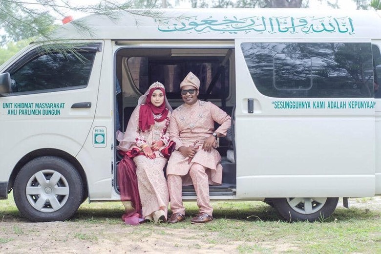 Unik Pasangan Ini Foto Prewedding di Mobil Jenazah Unik Pasangan Ini Foto Prewedding di Mobil Jenazah