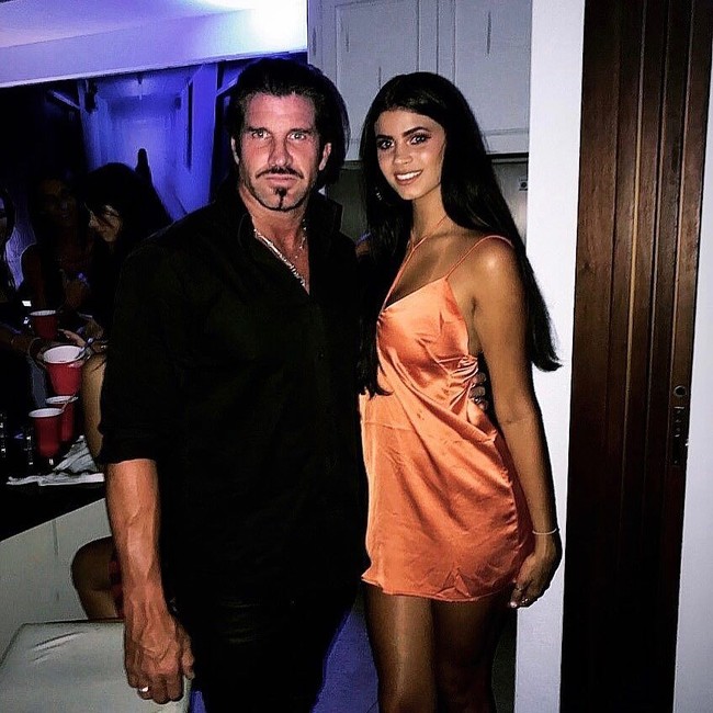 Potret mesra Travers Beynon dengan wanita di sampingnya ini kerap membuat orang salah menduga. Wanita itu dikira selingkuhan Travers yang lain. Faktanya wanita cantik di sebelah pengusaha kaya itu adalah putrinya Lucciana dari pernikahan pertamanya. Foto: Instagram @traversbeynonofficial