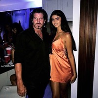 Potret mesra Travers Beynon dengan wanita di sampingnya ini kerap membuat orang salah menduga. Wanita itu dikira selingkuhan Travers yang lain. Faktanya wanita cantik di sebelah pengusaha kaya itu adalah putrinya Lucciana dari pernikahan pertamanya. Foto: Instagram @traversbeynonofficial