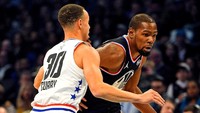James Harden dan Ben Simmons membuka perolehan poin tim LeBron di kuarter kedua. Namun kontribusi Paul George, Russell Westbrook, dan Stephen Curry menjaga keunggulan tim Giannis. Bob Donnan/Reuters.