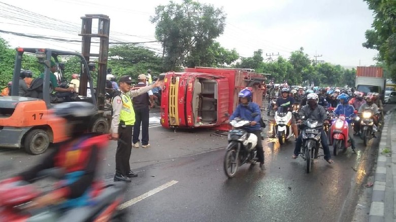 Kebakaran di Kawasan Industri Maspion, 1 Mobil Pemadam Terguling Kebakaran di Kawasan Industri Maspion, 1 Mobil Pemadam Terguling