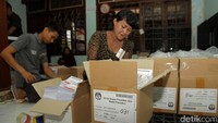 Proses pelipatan dan penyortiran surat suara dilakukan dari pagi hingga malam hari.