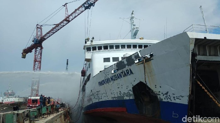 Kapal Panorama Nusantara Terbakar di Pelabuhan Tanjung Emas