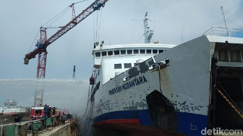 Kapal Panorama Nusantara Terbakar di Pelabuhan Tanjung Emas Kapal Panorama Nusantara Terbakar di Pelabuhan Tanjung Emas