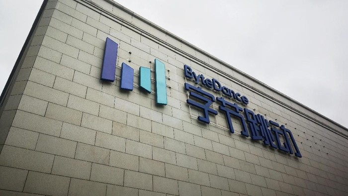 FILE PHOTO: A new Bytedance sign is seen on the facade of its headquarters in Beijing, China August 8, 2018. REUTERS/Stringer/File Photo ATTENTION EDITORS - THIS IMAGE WAS PROVIDED BY A THIRD PARTY. CHINA OUT.