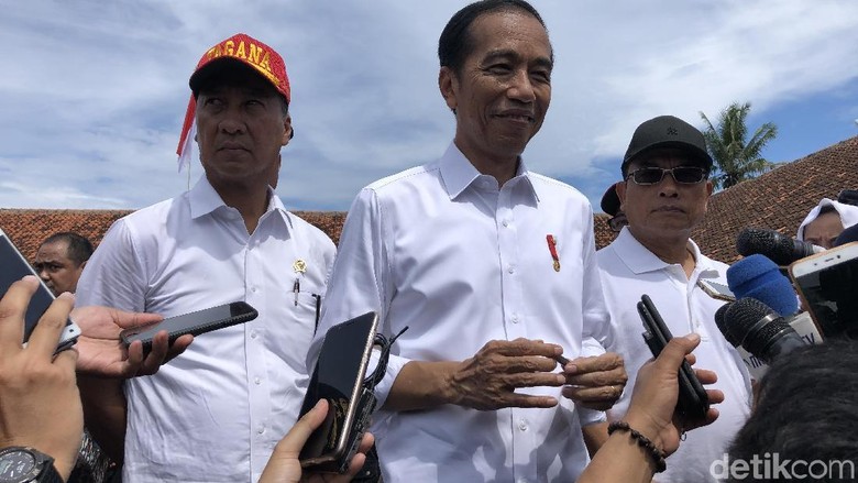 Jokowi Bantah Pulpen Jadi Alat Komunikasi di Debat: Pulpen Ini? Nih! Jokowi Bantah Pulpen Jadi Alat Komunikasi di Debat: Pulpen Ini? Nih!