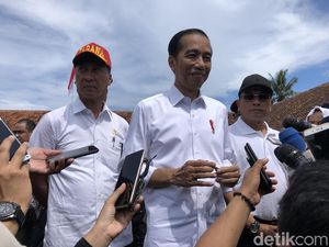 Jokowi Bantah Pulpen Jadi Alat Komunikasi di Debat: Pulpen Ini? Nih!