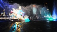 Pertunjukan dan animasi laser berwarna yang ditembakkan ke air mancur pun turut menambah keindahannya (dok ICONSIAM) 