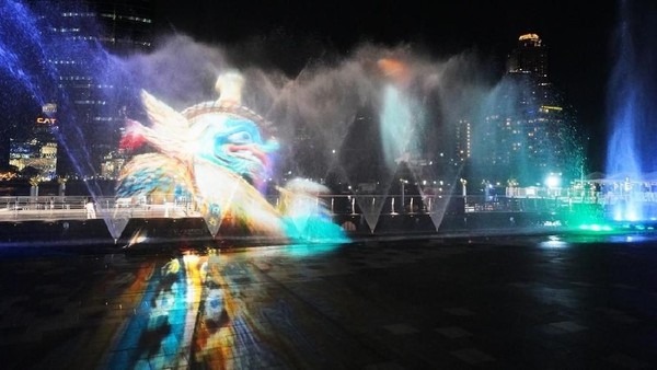Pertunjukan dan animasi laser berwarna yang ditembakkan ke air mancur pun turut menambah keindahannya (dok ICONSIAM) Pertunjukan dan animasi laser berwarna yang ditembakkan ke air mancur pun turut menambah keindahannya (dok ICONSIAM)