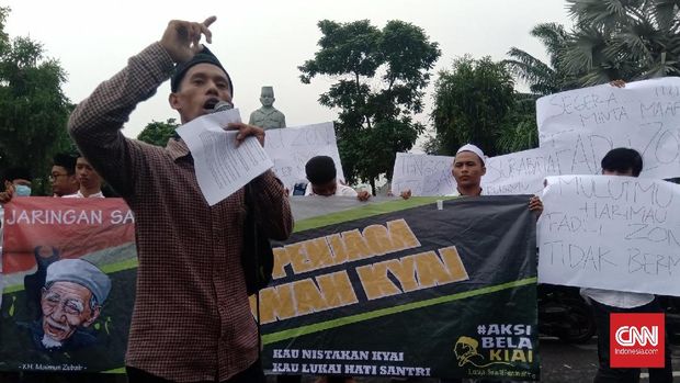 Orator demo mengeluarkan kecaman terhadap Fadli.