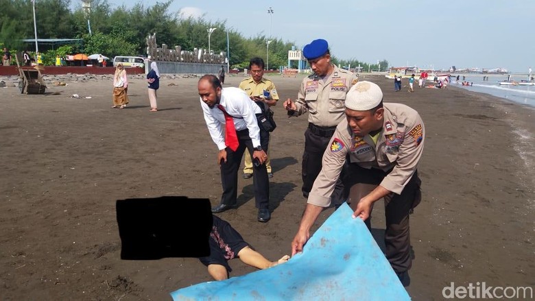 Sesosok Mayat Perempuan Bergamis Hitam Ditemukan di Pantai Tegal Sesosok Mayat Perempuan Bergamis Hitam Ditemukan di Pantai Tegal